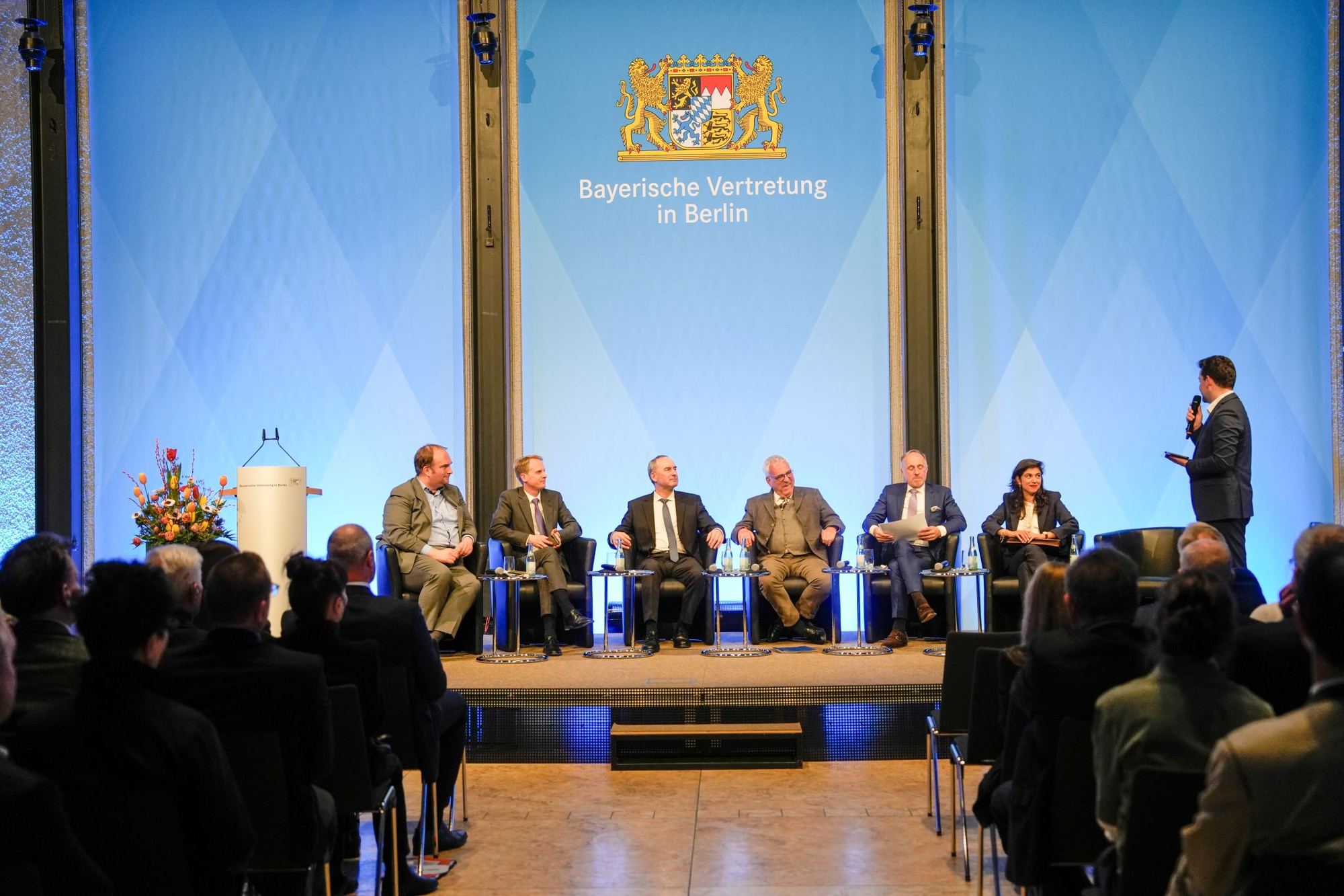 Podiumsdiskussion mit sechs Gästen in der Bayerischen Vertretung in Berlin, Luca Samlidis moderiert