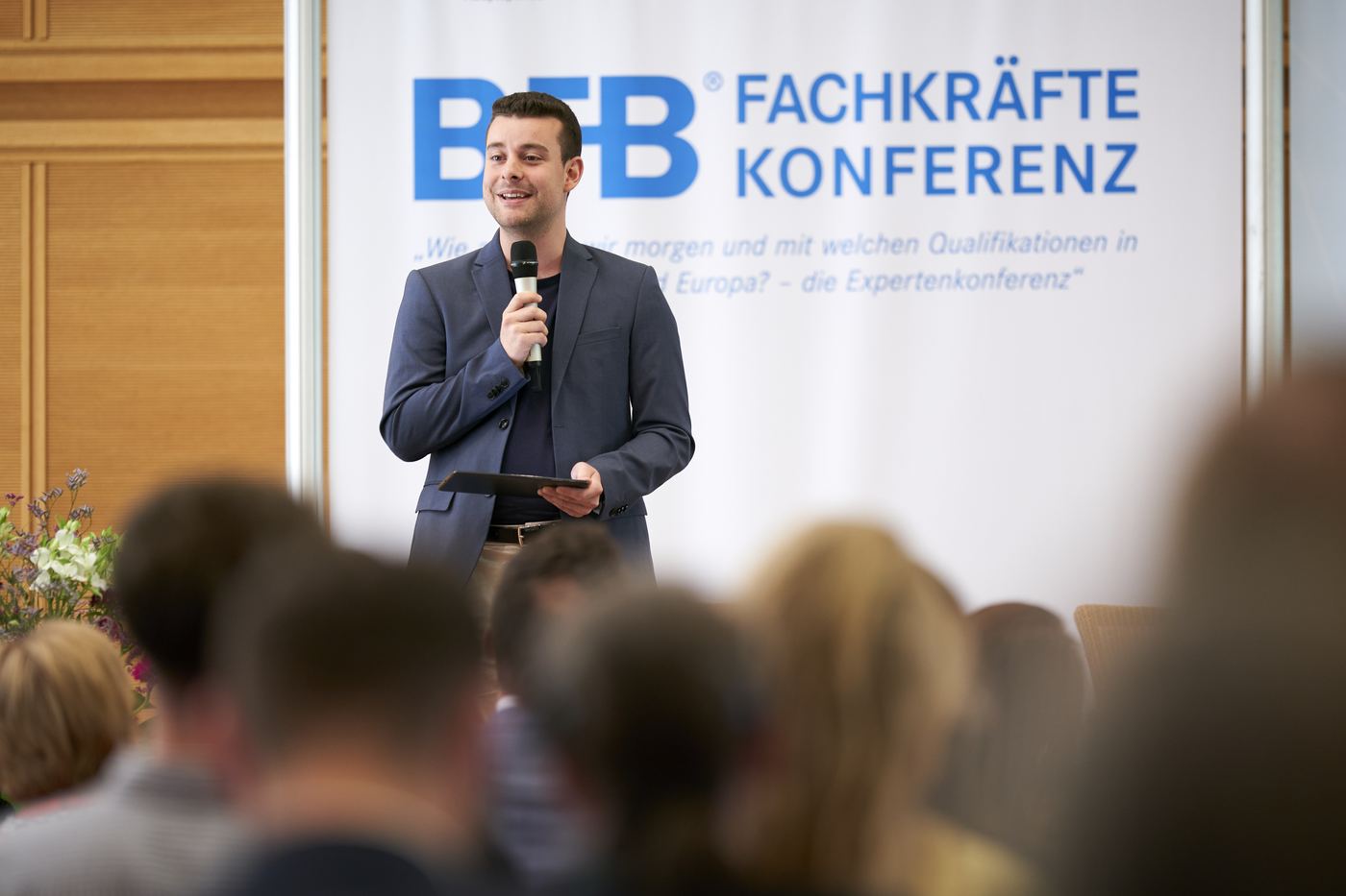 Luca Samlidis moderiert die Fachkräftekonferenz des BFB