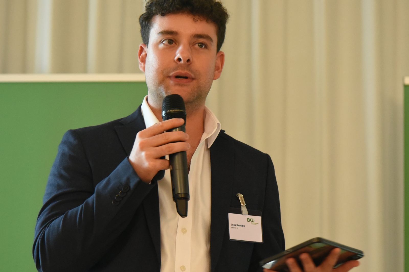 Luca Samlidis spricht mit Mikrofon bei der Bundestagung des BKU