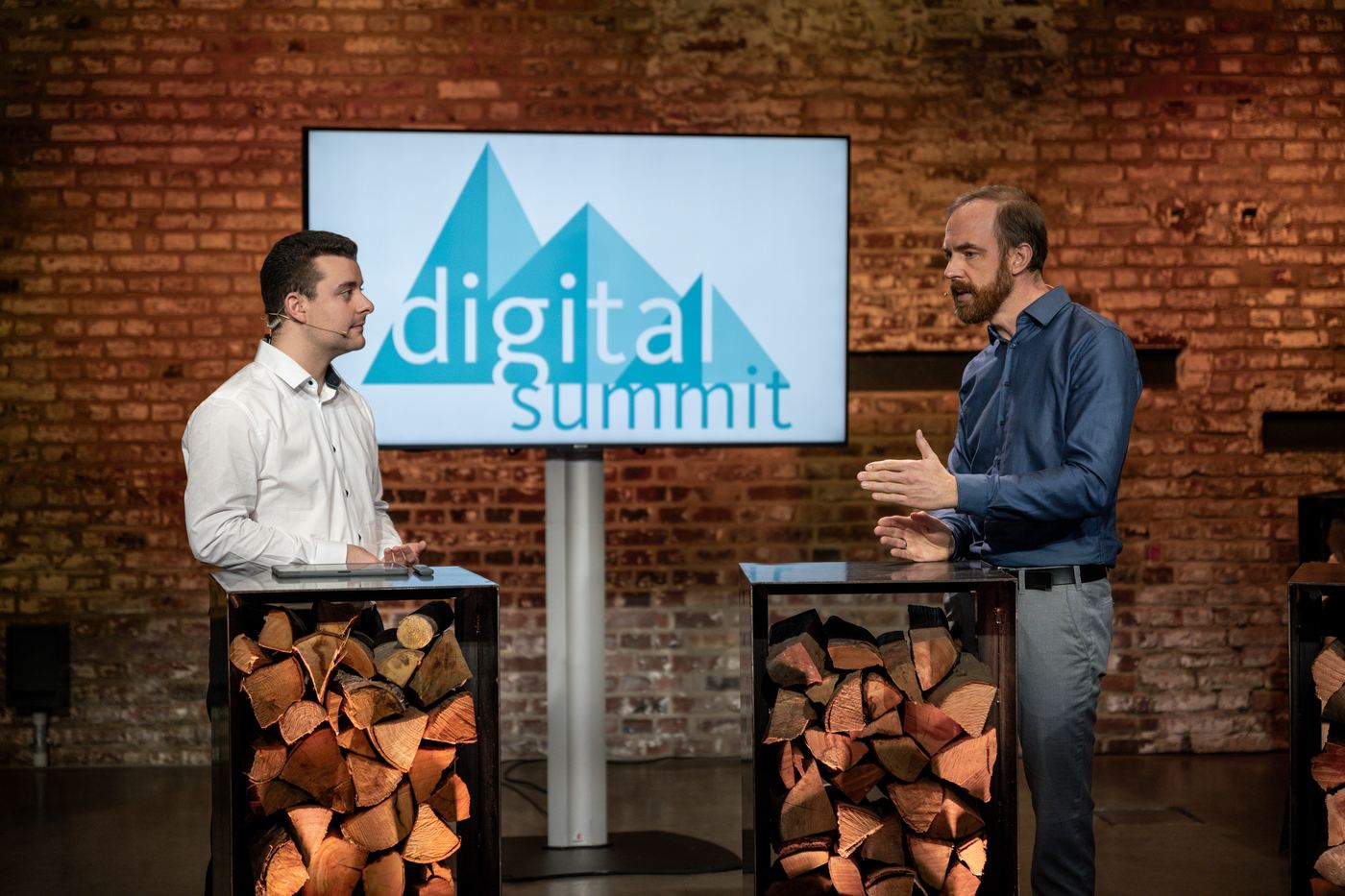 Luca Samlidis im Gespräch mit einem Gast beim Digital Summit