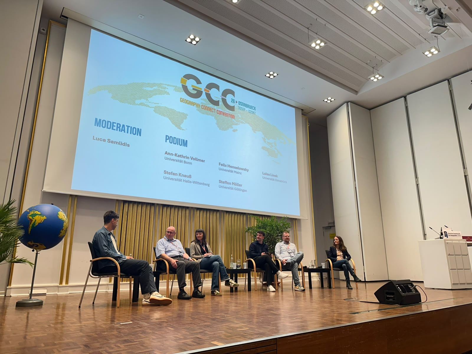 Podiumsdiskussion auf der Geography Connect Convention in Osnabrück, Luca Samlidis moderiert